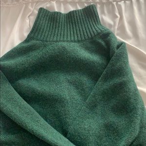 H & M forest green turtle neck